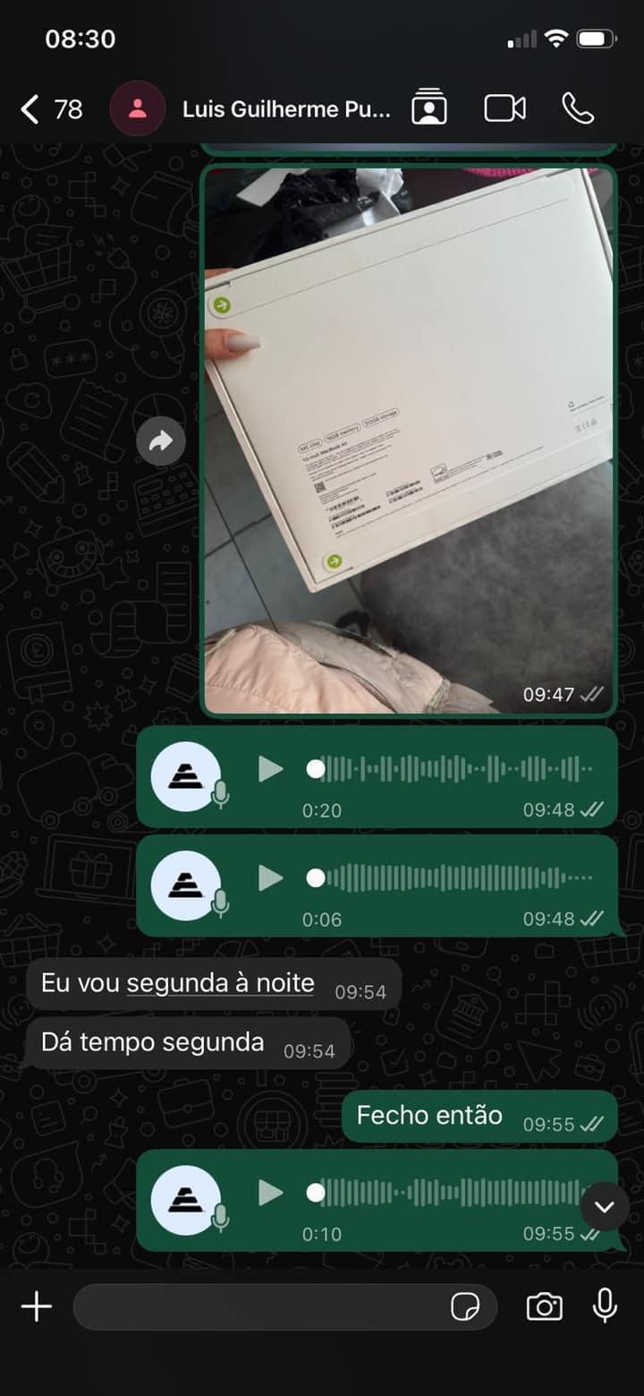 Cliente Luis Guilherme recebendo o MacBook Air lacrado